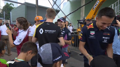 cap_Formula1.2019.R15.Singapore.Grand.Prix.Pre.Race.Drivers.Track.Parade.1080p.WEB.x264-BaNHaMMER_000016_01.jpg
